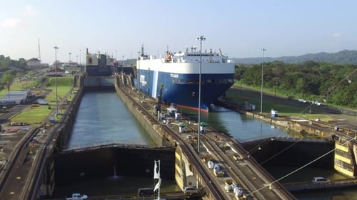 Panamakanal. Frachtschiff und Container passieren Schleusen zwischen Atlantik und Pazifik
