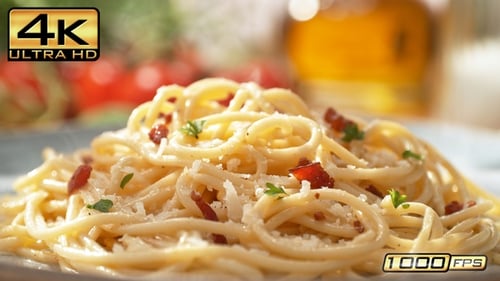 Spaghetti à la carbonara avec pancetta dans une assiette - Plat principal dans un restaurant italien ensoleillé Packshot