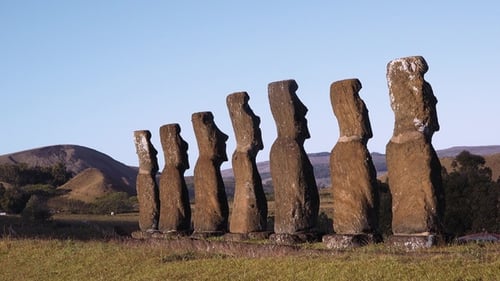 Statues sur l'île de Pâques. Mystérieuses statues mégalithes géantes de Moai. Sculptures volcaniques, île exotique