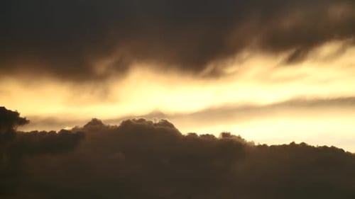 8K antes del amanecer a través de las nubes
