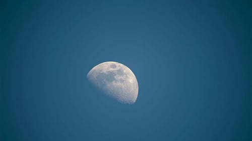 8K Halbmond geht am wolkenlosen blauen Himmel auf