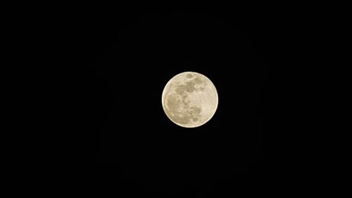 8K Vollmond am Nachthimmel