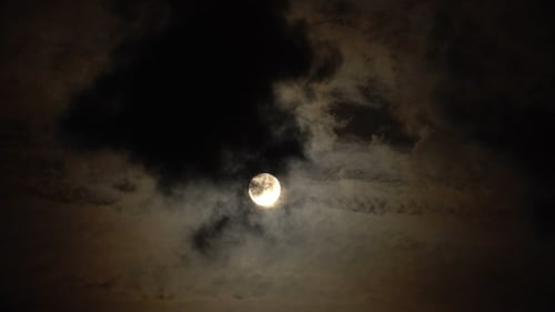Vollmond in den Wolken in der Nacht.