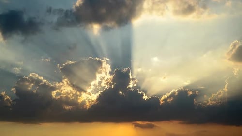 Nuages mystiques spectaculaires au coucher de soleil 8K