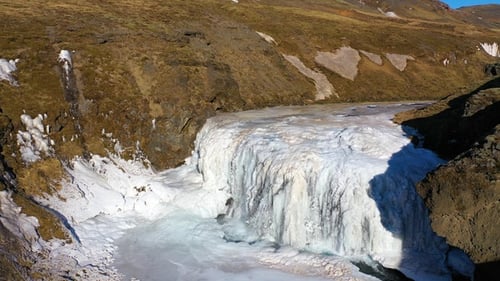 Wasserfälle und Eis im Winter. Berühmte Wasserfalllandschaft in Island. Wunderschöne eisige Natur.