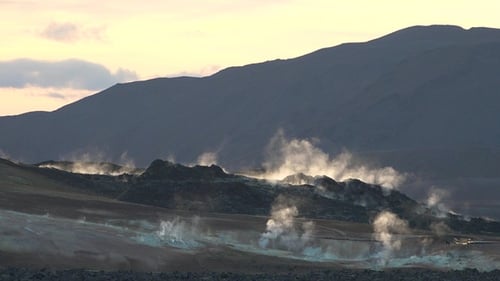 Island. Heißer Dampf über dem Boden. Rauchende Fumarolen. Vulkanlandschaft. Wunder der Natur.