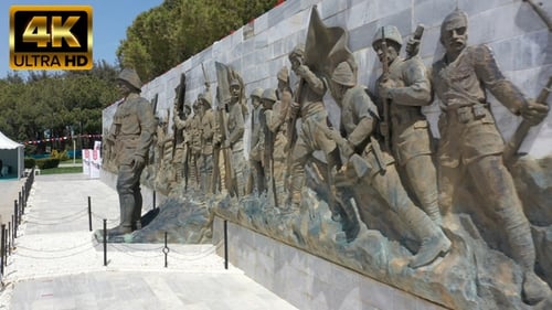 Relevo dos mártires de Canakkale e escultura de Ataturk