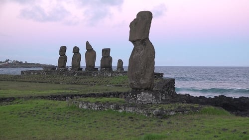 Statues sur l'île de Pâques. Mystérieuses statues mégalithes géantes de Moai. Sculptures volcaniques, île exotique