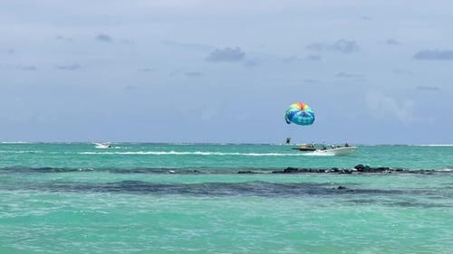 Parasailing-Abenteuer über blauem Himmel und weißen Wolken und genießen Sie die Aussicht von oben