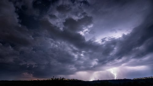 Zeitraffer. Wunderschönes Gewitter mit Wolken und Blitzen über der Nachtstadt