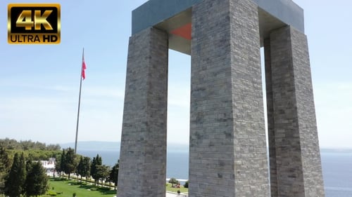 Gedenkstätte der Märtyrer von Canakkale und türkische Flagge