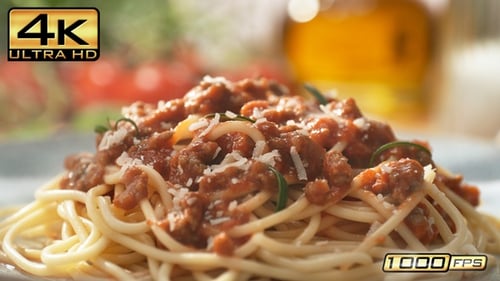 Spaghetti à la bolognaise au romarin dans une assiette - Plat principal dans un restaurant italien ensoleillé Packshot
