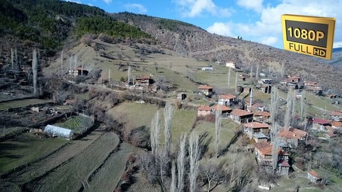 Altes türkisches Dorf am Berghang in Kastamonu
