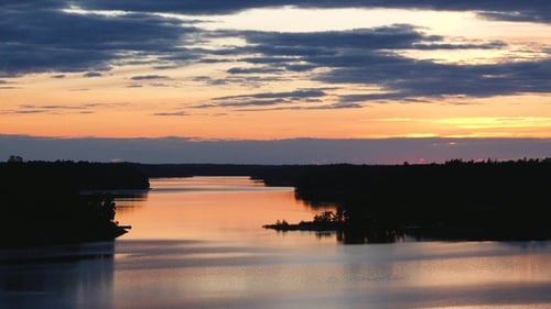 Natur. Sonnenuntergang am Meer. Majestätische Sonnenuntergangs- oder Sonnenaufgangslandschaft. Erstaunliches Licht der Natur, Wolkenlandschaft, Himmel
.