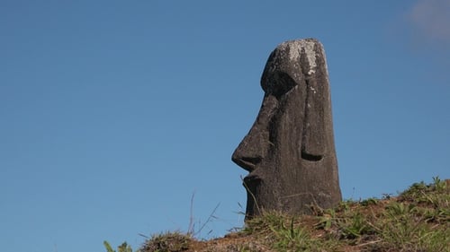 Statues sur l'île de Pâques. Mystérieuses statues mégalithes géantes de Moai. Sculptures volcaniques, île exotique