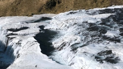 Natur. Winter. Gefrorener Wasserfall im Winter, ein magischer Winterort aus Schnee und Eis. Island.