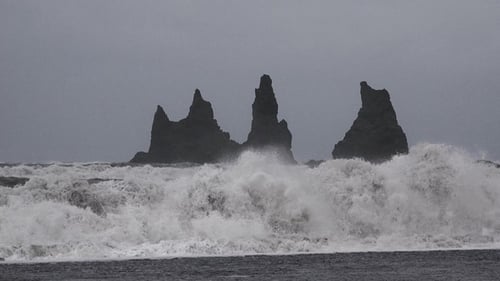 Die riesigen Wellen des Atlantiks prallen in Island gegen die Felsen. Wunder der Natur.