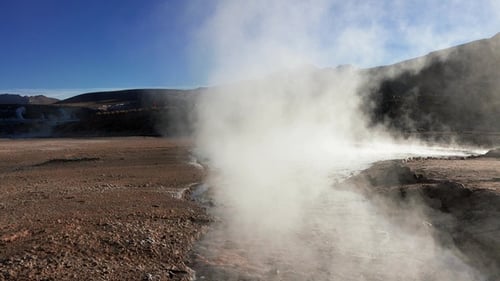 Vapor sobre água quente: conceito de aquecimento global e mudança climática. Fumaça na água. Geologia.