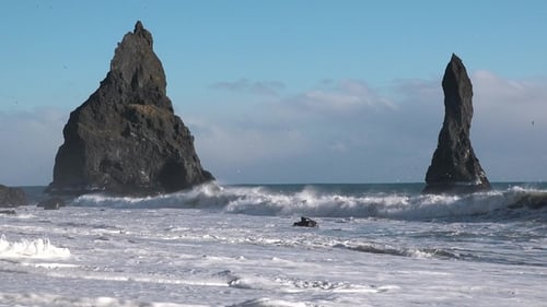 Wellen und Felsen des Atlantischen Ozeans. Wunderschöne Meereslandschaft. Wellen prallen gegen eine felsige Klippe
.