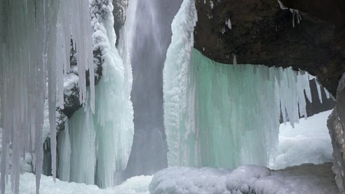 Island. Wasserfall und Eis. Gefrorener Wasserfall im Winter, eine zauberhafte Winterlandschaft. Wunderschöne Natur