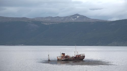 Das Schiff ist gesunken. Schiffbruch in der Magellanstraße. Verlassenes Schiffswrack. Ökologisches Desaster.