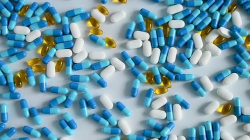 Pillen und Vitamine auf weißem Hintergrund. Arzneimittel in Tablettenform. Ein Medikament zur Behandlung.