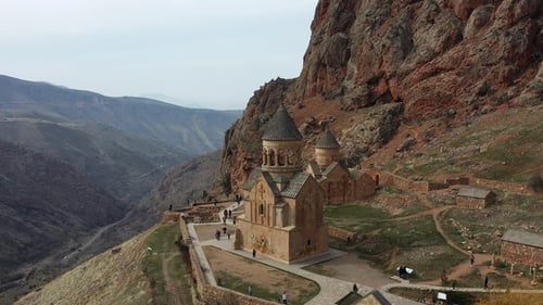 Ein mittelalterliches Steinkloster in den Bergen. Luftaufnahme der alten Kirche in Armenien. Drohne fliegen.