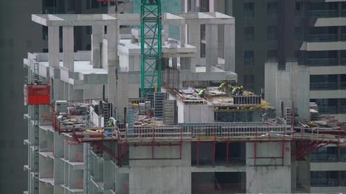 8K Arbeiter, die im Hochbau arbeiten