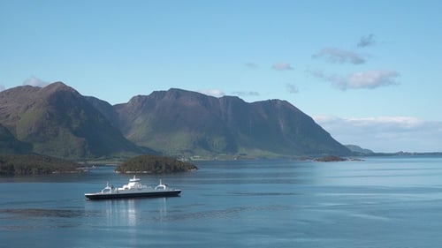 Naviguez à travers les îles et les montagnes en ferry par une journée ensoleillée dans une magnifique région côtière