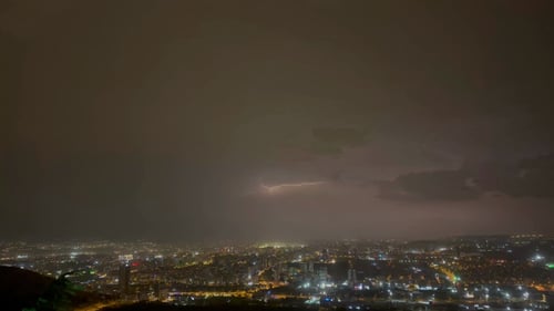 La foudre tombe du ciel 4K