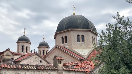 Cité médiévale. Kotor est entourée de superbes montagnes et de bâtiments historiques
.
