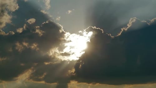 Rayons de soleil 8K à travers des nuages en mouvement