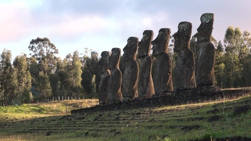 Statues sur l'île de Pâques. Mystérieuses statues mégalithes géantes de Moai. Sculptures volcaniques, île exotique