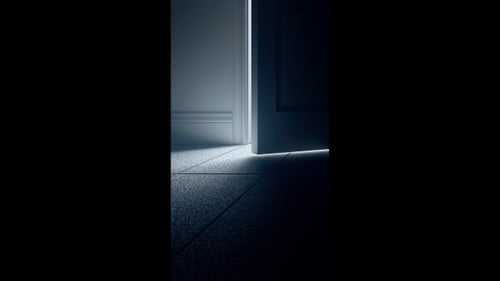 La porte s'ouvre, une lumière brillante apparaît dans une pièce sombre