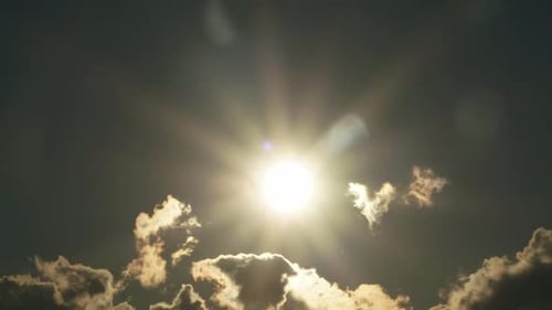 Soleil 8K et rayons de soleil à travers des nuages en mouvement