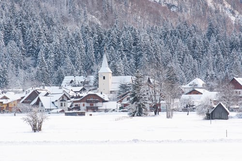 Preview: Mountain Cottage In The Snow