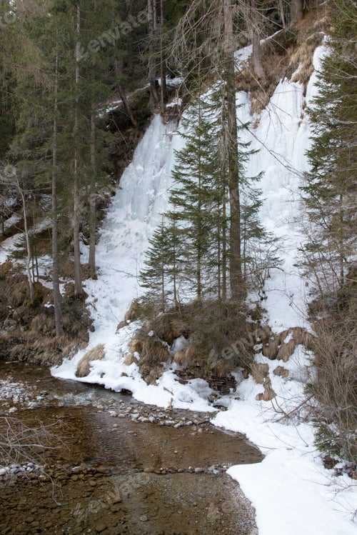 Vorschau: Hütte im Schnee. Winterwanderwege. Sappada