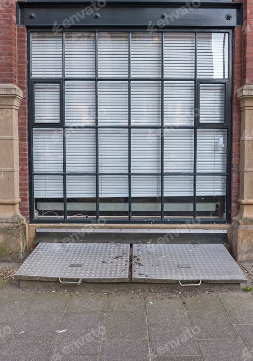 Preview: Big Glass Wall Window With Aluminium Blinds