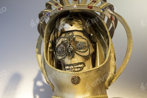 Preview: Skeleton With Jewels, Traditions Of The Dead, Burial And History