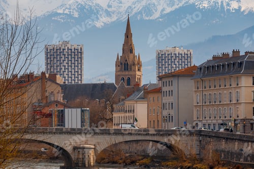Preview: Grenoble. The City Embankment.