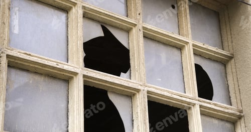 Vista previa: Broken Glass Window Of Abandoned House, Construction And Texture