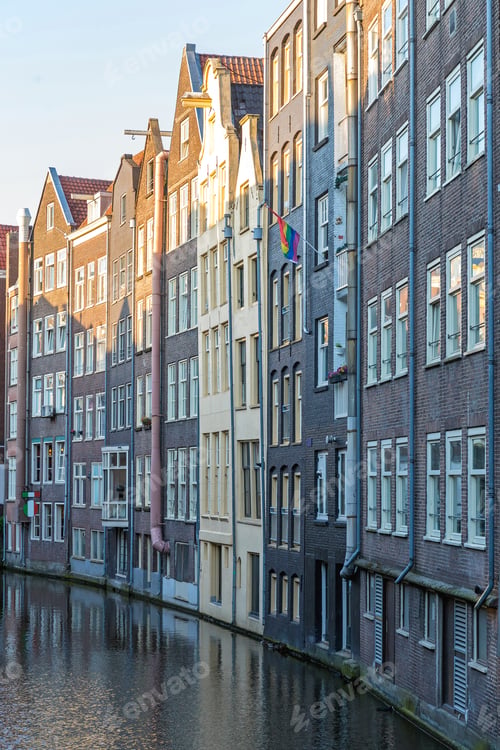 Vorschau: Traditionelle schmale Häuser am Kanal in Amsterdam