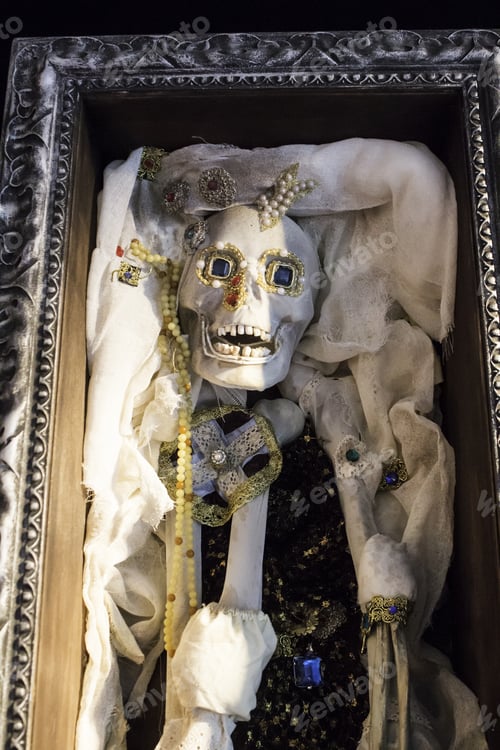Preview: Skeleton With Jewels, Traditions Of The Dead, Burial And History
