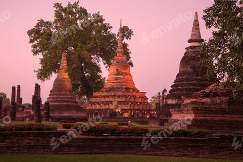 Vista previa: Three Stupas On The Ruins Of The Buddhist Temple Wat Mahathat At Evening Twilight. Sukhothai