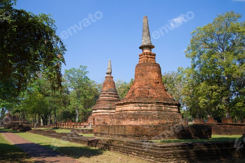 Vista previa: Two Chedi On The Ruins Of The Ancient Buddhist Temple Of Wat Phra That On A Sunny Day. Kampaeng