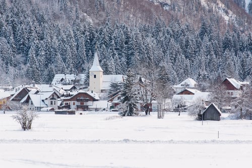 Preview: Mountain Cottage In The Snow