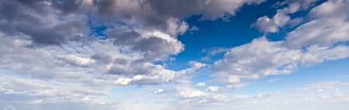Vorschau: Panorama der weißen, flauschigen Wolken im fantastischen blauen Himmel.