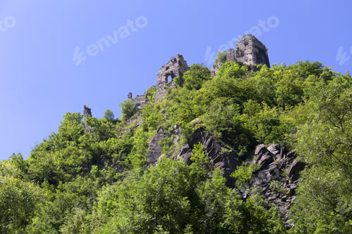 Vista previa: Ruins Of Medieval Castle Old Castle Near Strecno Above River Vah, Slovakia