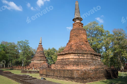 Vista previa: Two Chedi On The Ruins Of Ancient Buddhist Temple Wat Phra That. Kamphaeng Phet, Thailand