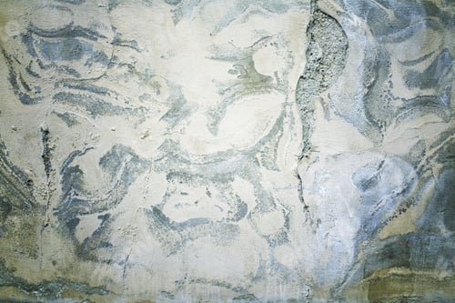 Visualização: Parede preta e laranja com manchas e quebrada